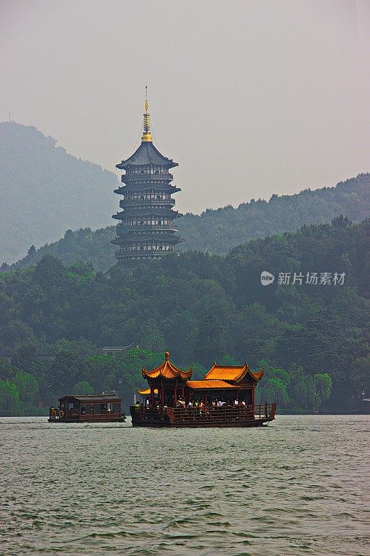 中国杭州西湖上的中国船。