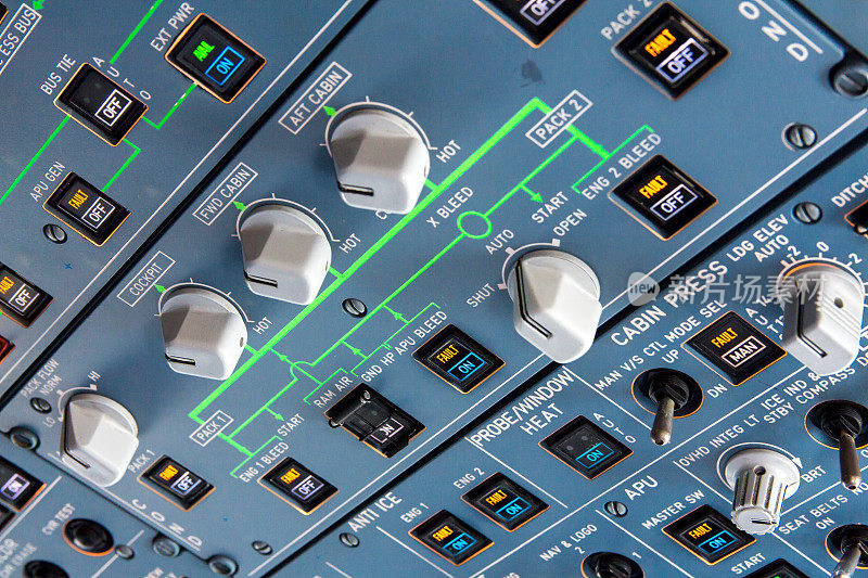 现代客机上带有开关和旋钮的面板，用于控制各种飞机系统和部件。