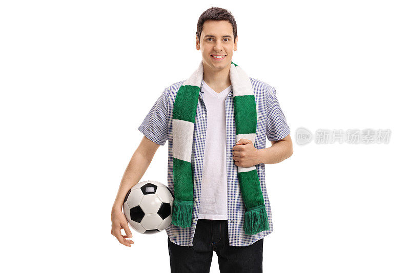 戴着围巾和足球的年轻球迷