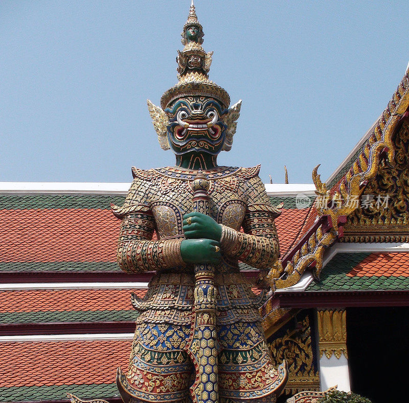 曼谷玉佛寺的巨型寺庙守护雕像。泰国