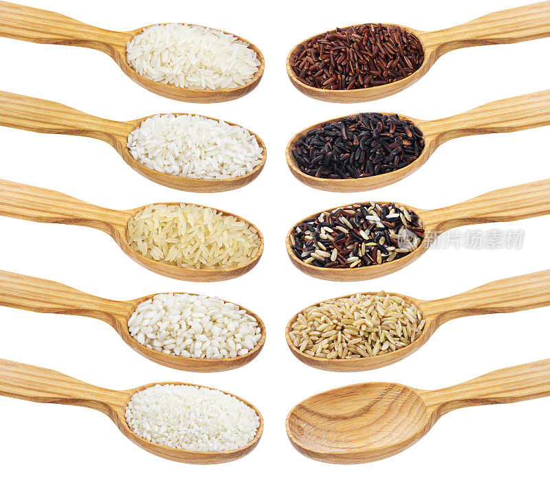 大米集合。不同类型的大米在木勺孤立在白色的背景