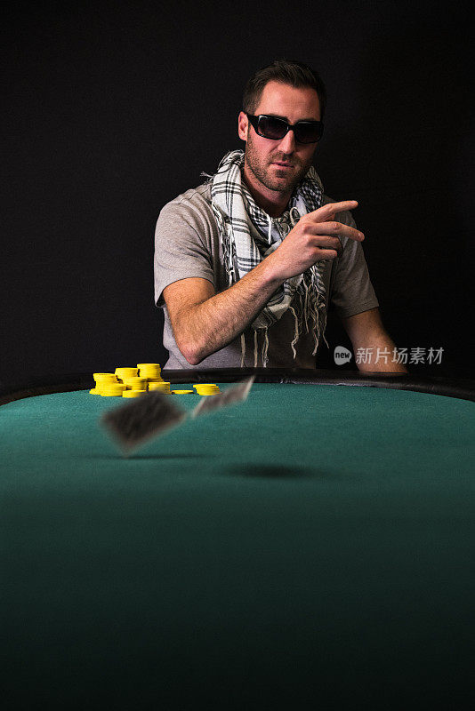 男性扑克玩家折叠他的牌