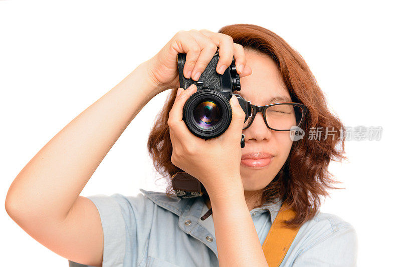 亚洲女性使用老式单反相机拍照