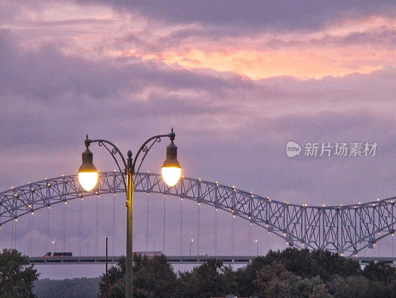 点燃的路灯和桥周围的日落在孟菲斯，田纳西州