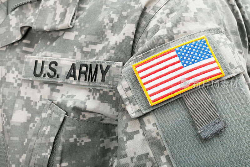 近距离拍摄的美国国旗和美国陆军补丁的士兵制服