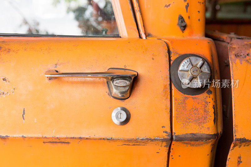 老式生锈橙色卡车的开门器