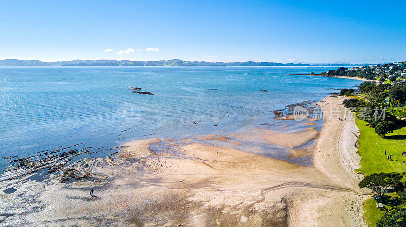 低潮时阳光明媚的海滩鸟瞰图。奥克兰,新西兰