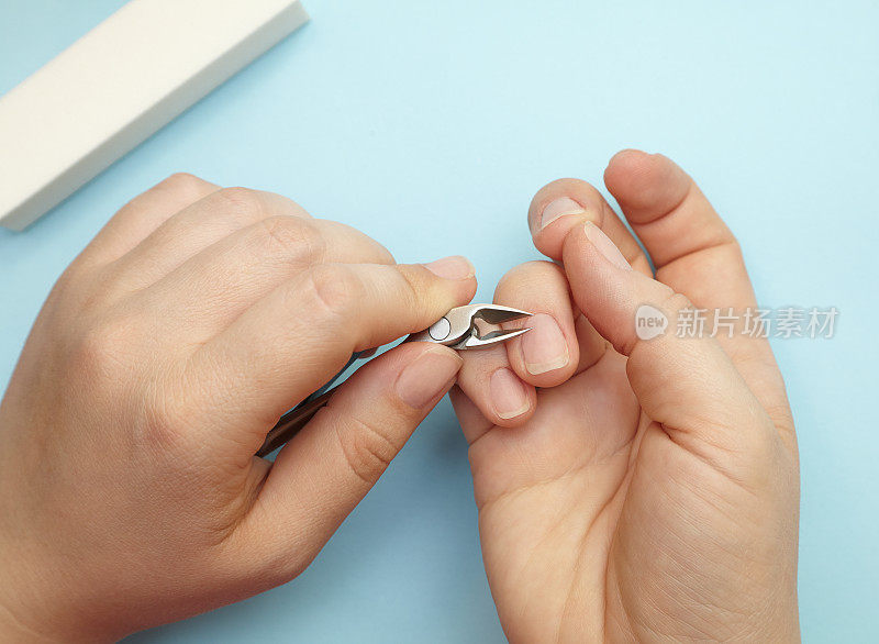 为女人修指甲，用剪指甲器修剪角质层，自我护理指甲