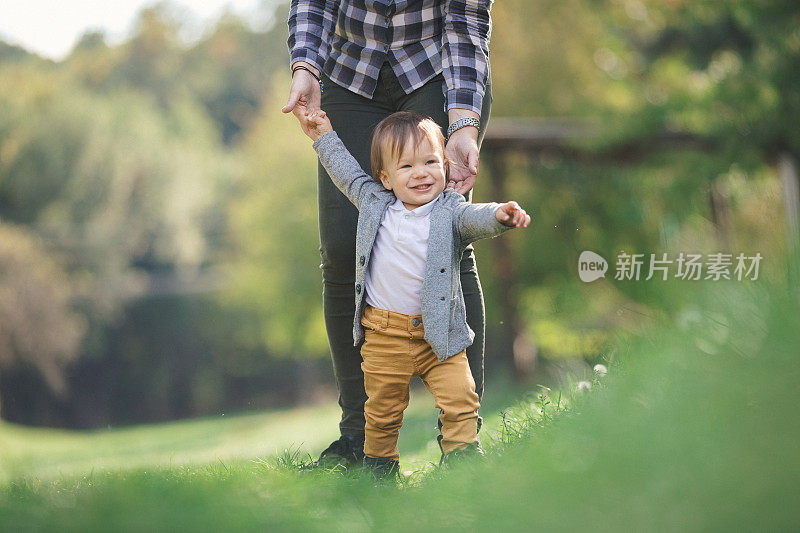 小男孩在户外学习走路