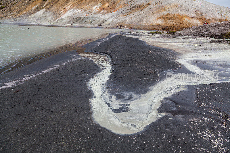 俄罗斯国后岛戈洛夫宁火山火山口的湖泊