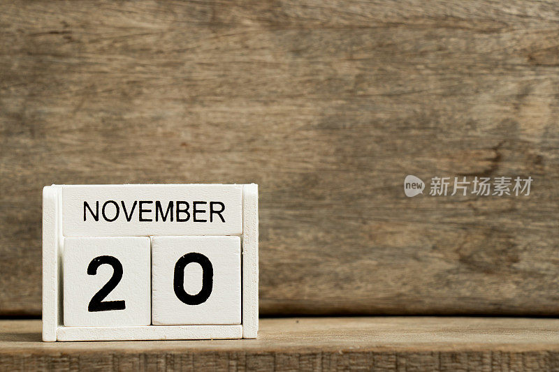 白版日历显示日期20和月11月在木头背景上