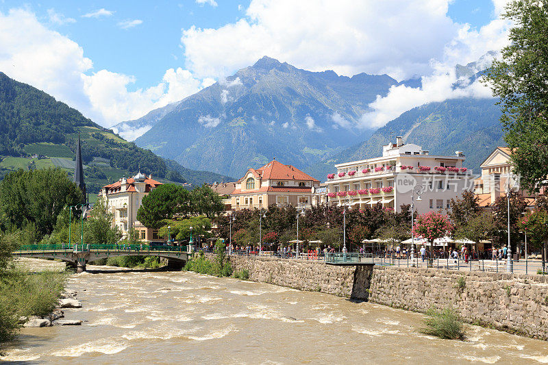 温泉长廊，帕瑟河和阿尔卑斯山脉全景在梅拉诺，南蒂罗尔