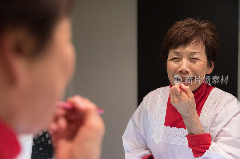 化妆的日本老年妇女