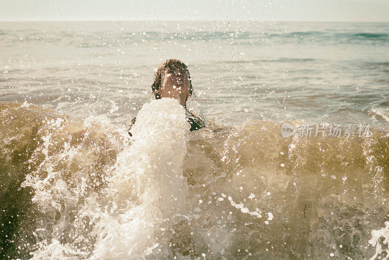 勇敢的孩子在圣巴巴拉的汹涌水域中嬉戏