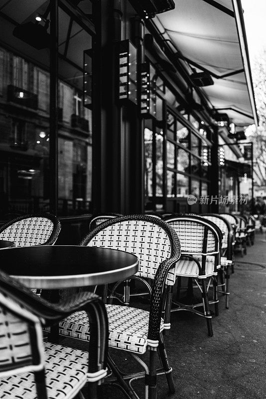 巴黎咖啡馆户外设置桌椅