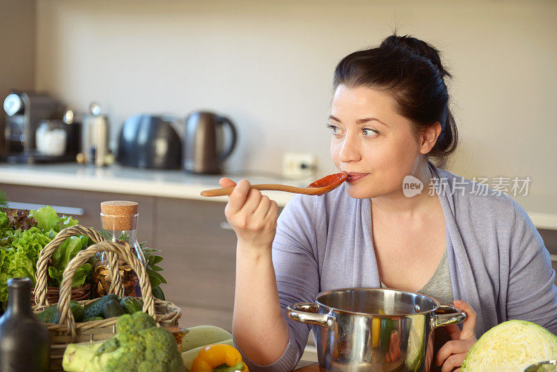 在厨房做饭的女人