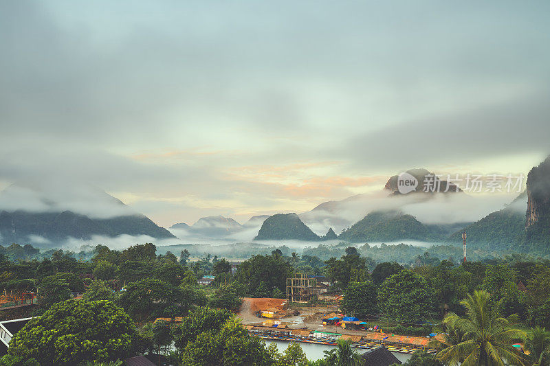 美丽的日出和白雾与山在万荣，老挝。