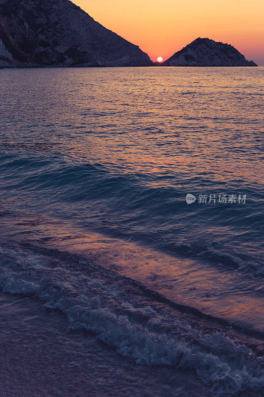 美丽的日落在海上。美丽的海景。迷人的海景。