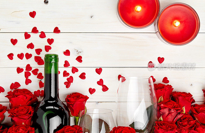 桌上有红玫瑰和酒