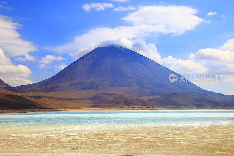 碧绿的佛得角-绿色的湖反射，利坎卡布尔和田园诗般的阿塔卡马沙漠，火山景观全景-波托西地区，玻利维亚安第斯，智利，Bolívia和阿根廷边境