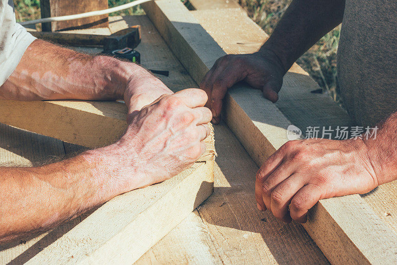 工人们的手是木匠，木工
