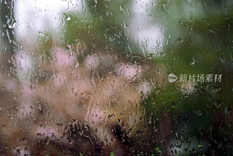 雨打在窗玻璃上