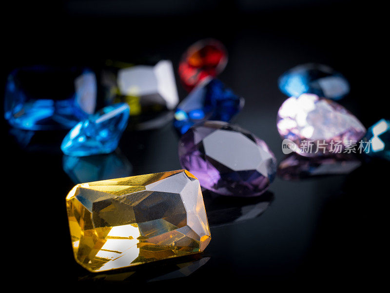 许多不同的天然宝石的收藏紫水晶，青金石，玫瑰石英，黄水晶，红宝石，亚马逊石，月长石，拉布拉多石，玉髓，蓝黄玉