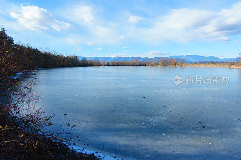 晴天结冰的湖