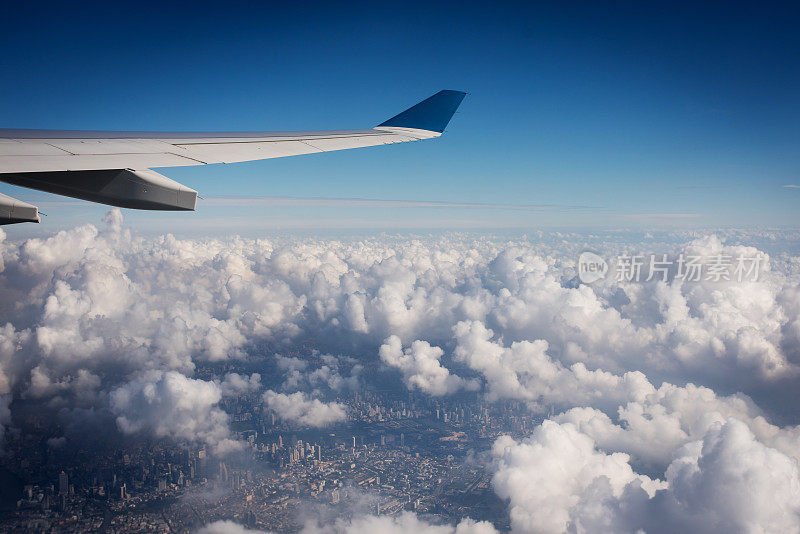 飞机飞过泰国曼谷上空