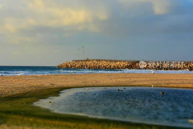 一条河流流入大海