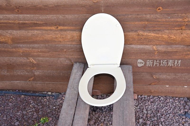 一个简易厕所