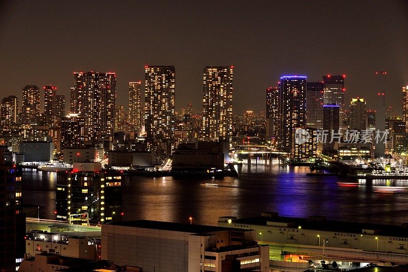 东京湾地区夜晚的城市景观