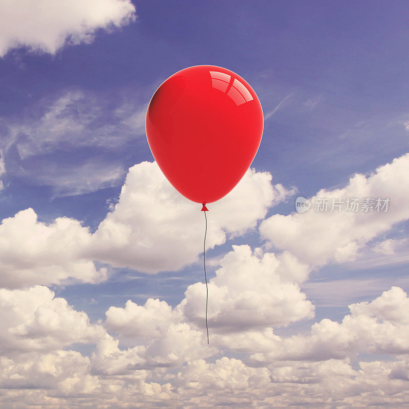 红色气球在云景天空的背景