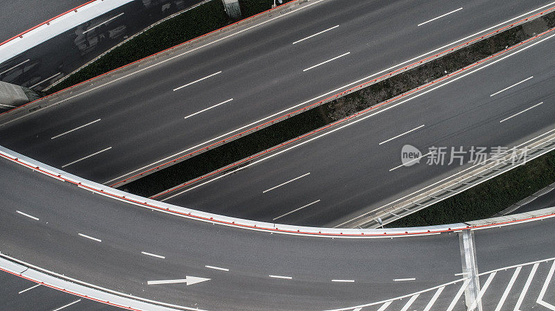 多云天气城市公路和立交桥鸟瞰图