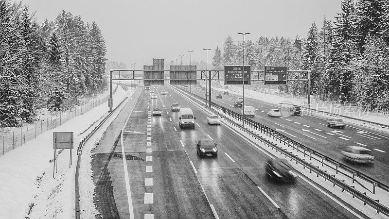 欧洲冬季公路交通黑白分明