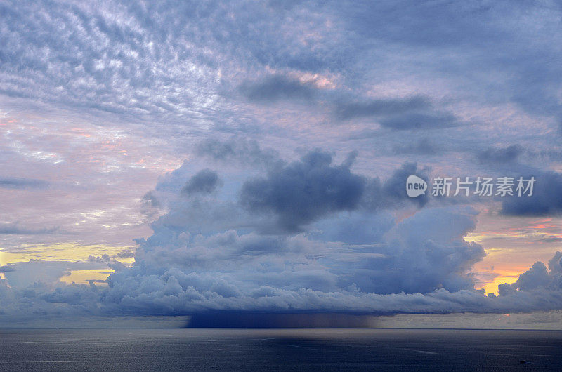 日出时大西洋上空的雷雨