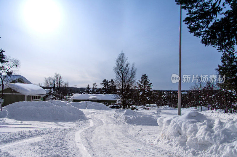 典型的芬兰景观和冬季道路