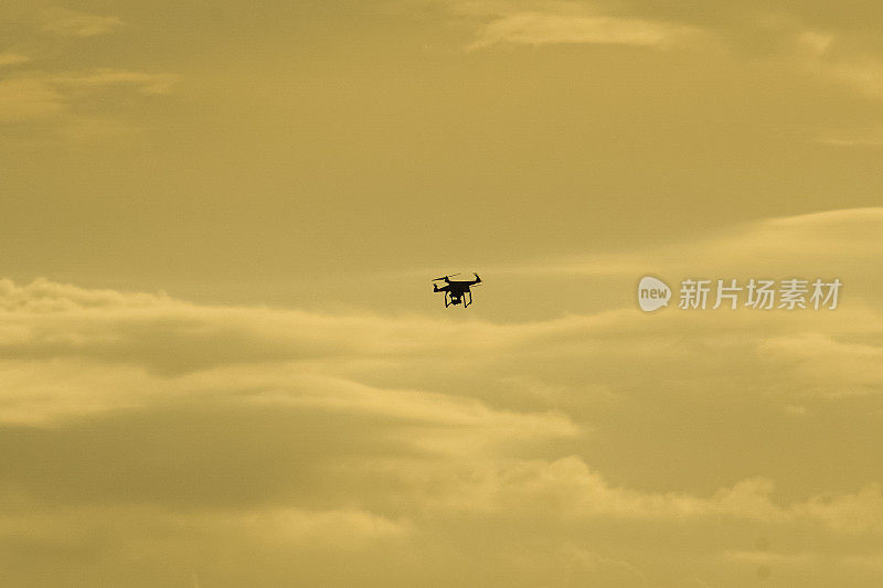 无人机日落天空背景