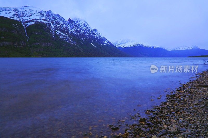 模糊的海湾水-长期暴露乌斯怀亚景观-火地岛，阿根廷