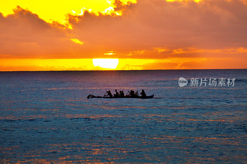 夏威夷考艾岛，泊普海滩，日落时的支腿独木舟