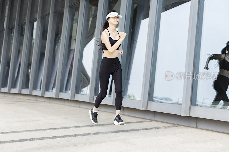 女人在城市里奔跑