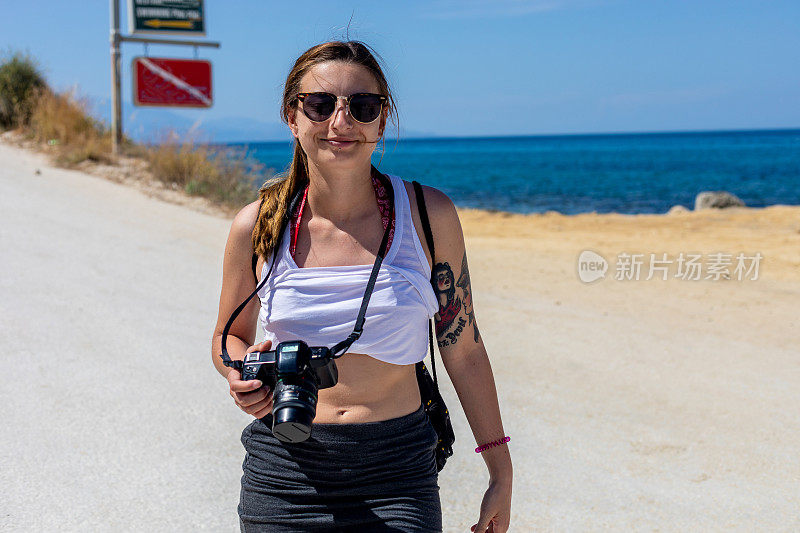 海滩上的年轻女摄影师