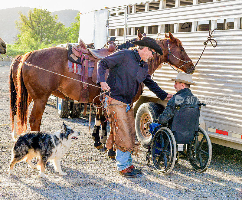 轮椅上的残疾牛仔和马在牛仔竞技场外受到朋友的欢迎