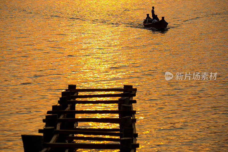 缅甸:伊洛瓦底江上的日落