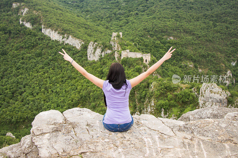 女人喜欢悬崖边的风景