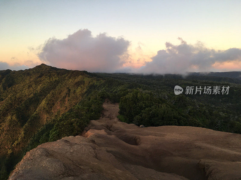 夏威夷考艾岛日落时分的卡拉劳山谷。