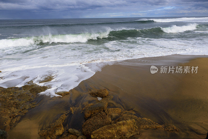 澳大利亚维多利亚州托基贝尔海滩的海浪