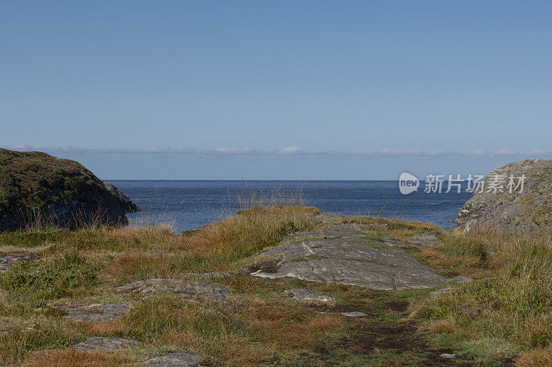 挪威峡湾的岩石海岸和平静的海水