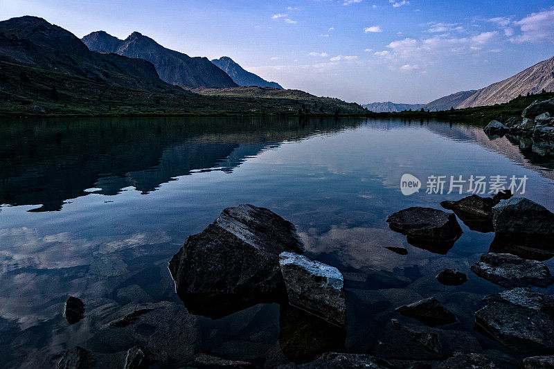 高山日落在高山湖的倒影