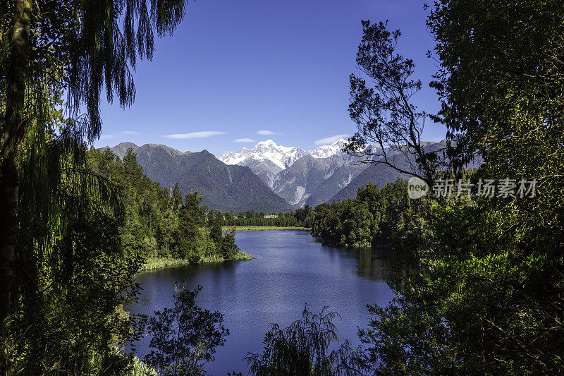 湖Matheson反射景观全景，新西兰，南岛